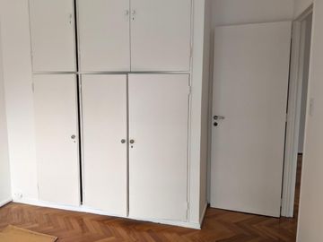 Dpto. en Alquiler: Belgrano: 3 amb. Frente. Balcón corrido. Cocina y baño completo. Vista abierta.-
