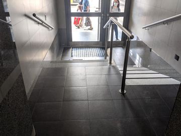 Dpto. en Alquiler: Belgrano: 3 amb. Frente. Balcón corrido. Cocina y baño completo. Vista abierta.-
