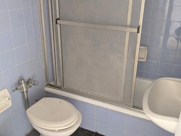 Dpto. en Alquiler: Belgrano: 3 amb. Frente. Balcón corrido. Cocina y baño completo. Vista abierta.-
