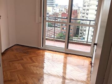 Dpto. en Alquiler: Belgrano: 3 amb. Frente. Balcón corrido. Cocina y baño completo. Vista abierta.-