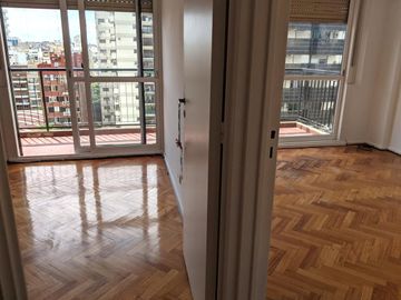 Dpto. en Alquiler: Belgrano: 3 amb. Frente. Balcón corrido. Cocina y baño completo. Vista abierta.-