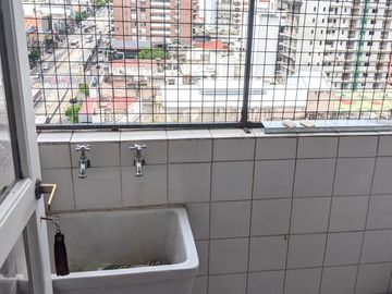 Dpto. en Alquiler: Belgrano: 3 amb. Frente. Balcón corrido. Cocina y baño completo. Vista abierta.-