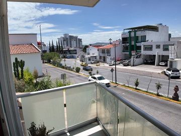 Departamento Amueblado y Equipado en Renta | Milenio III | 120 m², Área de TV y
