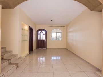 Casa en renta en Real de Valdepeñas Zapopan con 3 recámaras y estudio