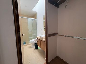 RENTA DPTO. 3 RECÁMARAS, 2 BAÑOS 2 ESTACIONAMIENTOS 5 PISO CON ELEVADOR COL. POR