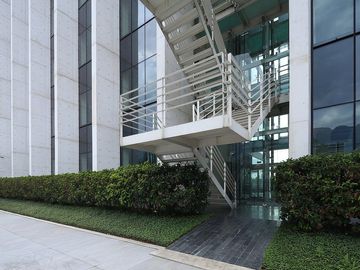 Renta oficina de 390m2 en edificio zona Valle San Pedro Garza García