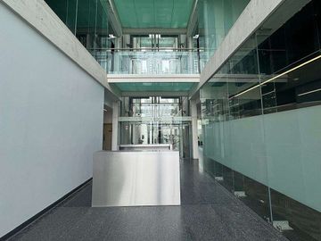 Renta oficina de 390m2 en edificio zona Valle San Pedro Garza García