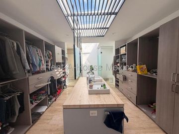 Residencia de 454 m² en Renta en Pedregal de Vista Hermosa RAH54