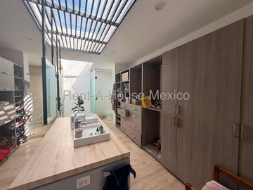 Residencia de 454 m² en Renta en Pedregal de Vista Hermosa RAH54