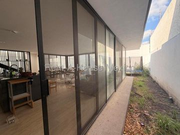 Residencia de 454 m² en Renta en Pedregal de Vista Hermosa RAH54