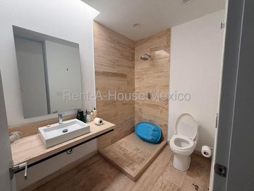 Residencia de 454 m² en Renta en Pedregal de Vista Hermosa RAH54
