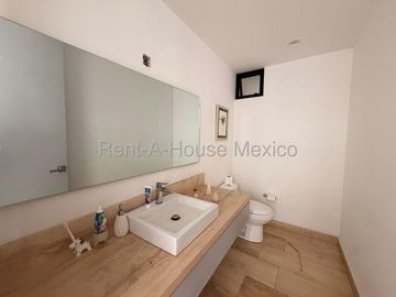 Residencia de 454 m² en Renta en Pedregal de Vista Hermosa RAH54