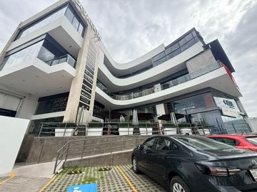 Local comercial en Zavaleta Center, Calzada Zavaleta