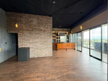 Local comercial en Zavaleta Center, Calzada Zavaleta