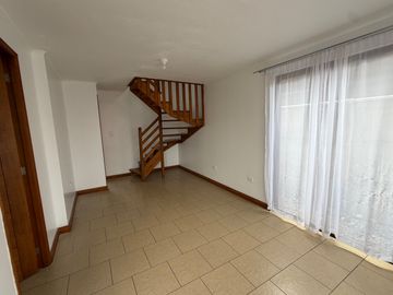 Arriendo casa 3 habitaciones altos del maiten