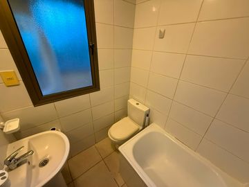 VENDE DPTO DE TRES DORMITORIOS Y UN BAÑO CERCA AVENIDA ALEM