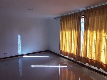 CASA 3 DORMITORIOS, 1 BAÑO, 3 ESTACIONAMIENTOS