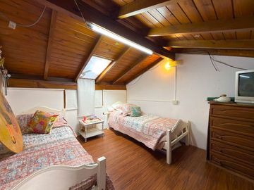 CASA CON PILETA, PARQUE Y DOS DORMITORIOS. TANDIL