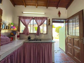 CASA CON PILETA, PARQUE Y DOS DORMITORIOS. TANDIL