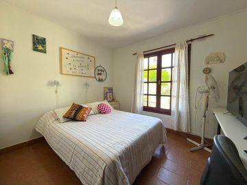 CASA CON PILETA, PARQUE Y DOS DORMITORIOS. TANDIL