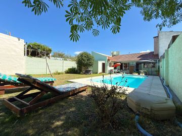 CASA CON PILETA, PARQUE Y DOS DORMITORIOS. TANDIL
