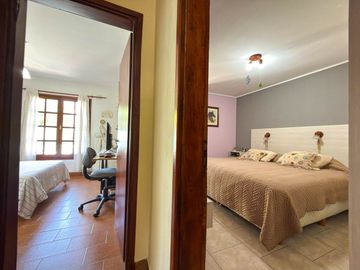 CASA CON PILETA, PARQUE Y DOS DORMITORIOS. TANDIL