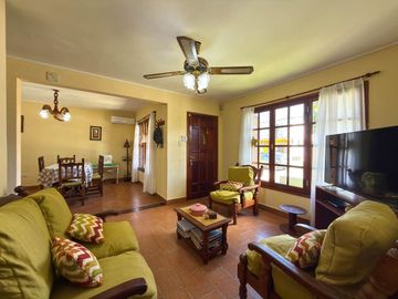 CASA CON PILETA, PARQUE Y DOS DORMITORIOS. TANDIL