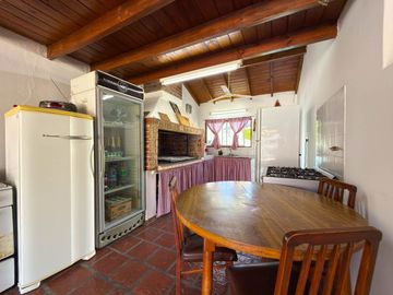 CASA CON PILETA, PARQUE Y DOS DORMITORIOS. TANDIL