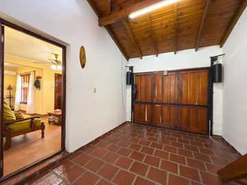 CASA CON PILETA, PARQUE Y DOS DORMITORIOS. TANDIL