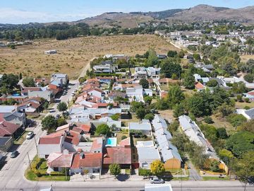 CASA CON PILETA, PARQUE Y DOS DORMITORIOS. TANDIL