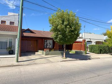 CASA CON PILETA, PARQUE Y DOS DORMITORIOS. TANDIL