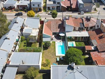 CASA CON PILETA, PARQUE Y DOS DORMITORIOS. TANDIL