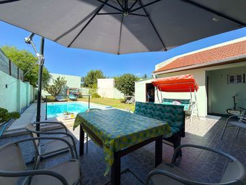 CASA CON PILETA, PARQUE Y DOS DORMITORIOS. TANDIL