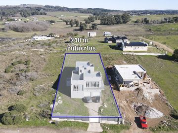 VENTA IMPORTANTE CASA ZONA LAGO DEL FUERTE TANDIL