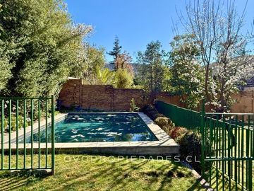 AMPLIA CASA CON JARDÍN Y PISCINA EN CONDOMINIO LOS BRAVOS