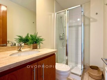 AMPLIA CASA CON JARDÍN Y PISCINA EN CONDOMINIO LOS BRAVOS