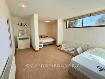 AMPLIA CASA CON JARDÍN Y PISCINA EN CONDOMINIO LOS BRAVOS