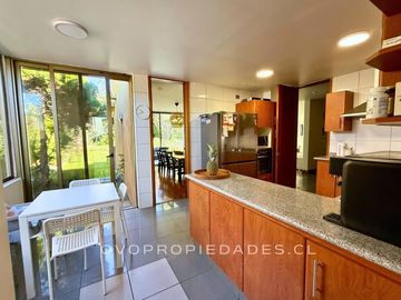 AMPLIA CASA CON JARDÍN Y PISCINA EN CONDOMINIO LOS BRAVOS