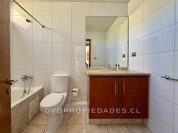 AMPLIA CASA CON JARDÍN Y PISCINA EN CONDOMINIO LOS BRAVOS
