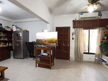 VENTA CASA 7 AMB. GONZALEZ CATAN