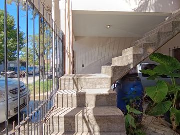 VENTA CASA 7 AMB. GONZALEZ CATAN