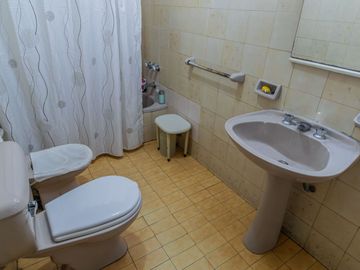 VENTA CASA 5 AMB C/ LOCAL Y 2 TERRAZAS, EN FLORES!