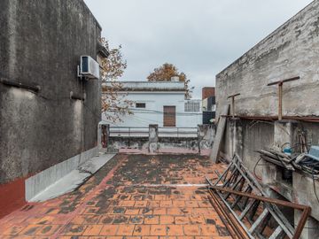 VENTA CASA 5 AMB C/ LOCAL Y 2 TERRAZAS, EN FLORES!