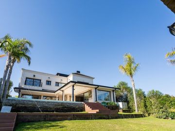 ALQUILER IMPONENTE CASA AMOBLADA EL YACHT NORDELTA
