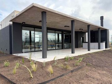 Lote Con Salida A La Laguna-damasia Al Sur Permuto