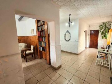 VENTA CASA ESQUINA 2 DORM COCHERA Y PATIO