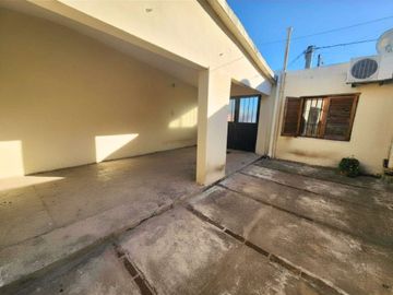 VENTA CASA ESQUINA 2 DORM COCHERA Y PATIO