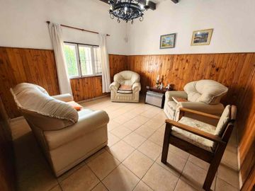 VENTA CASA ESQUINA 2 DORM COCHERA Y PATIO