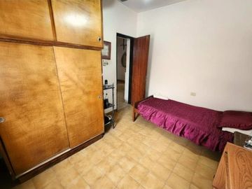 VENTA CASA ESQUINA 2 DORM COCHERA Y PATIO