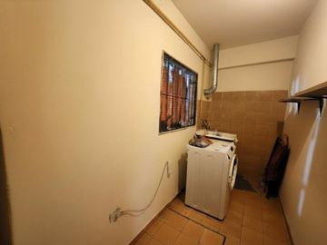 VENTA CASA ESQUINA 2 DORM COCHERA Y PATIO